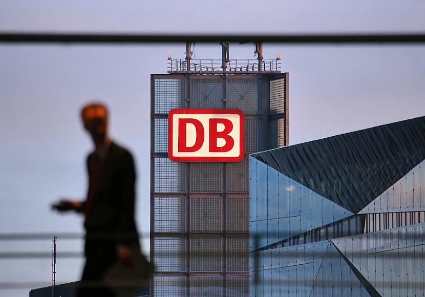 Verkehrsminister stellt Bahn-Führung infrage
