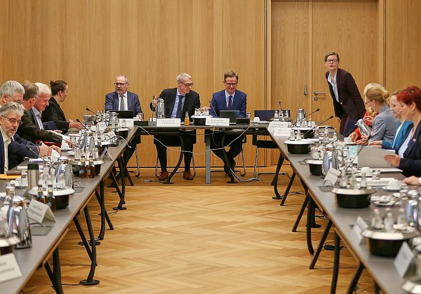 Neue Pflegekommission nimmt Arbeit auf